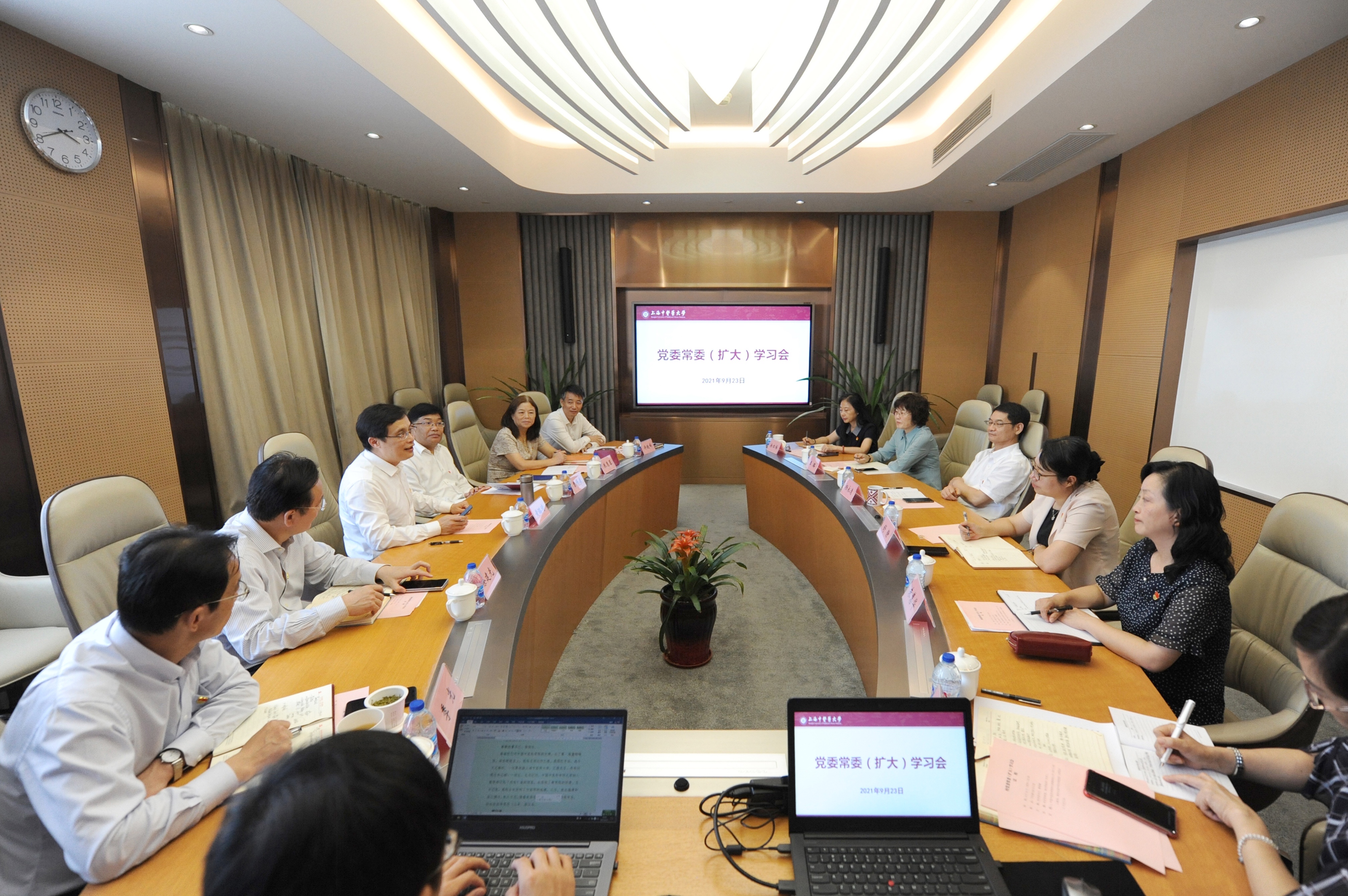 校党委常委（扩大）学习会举行