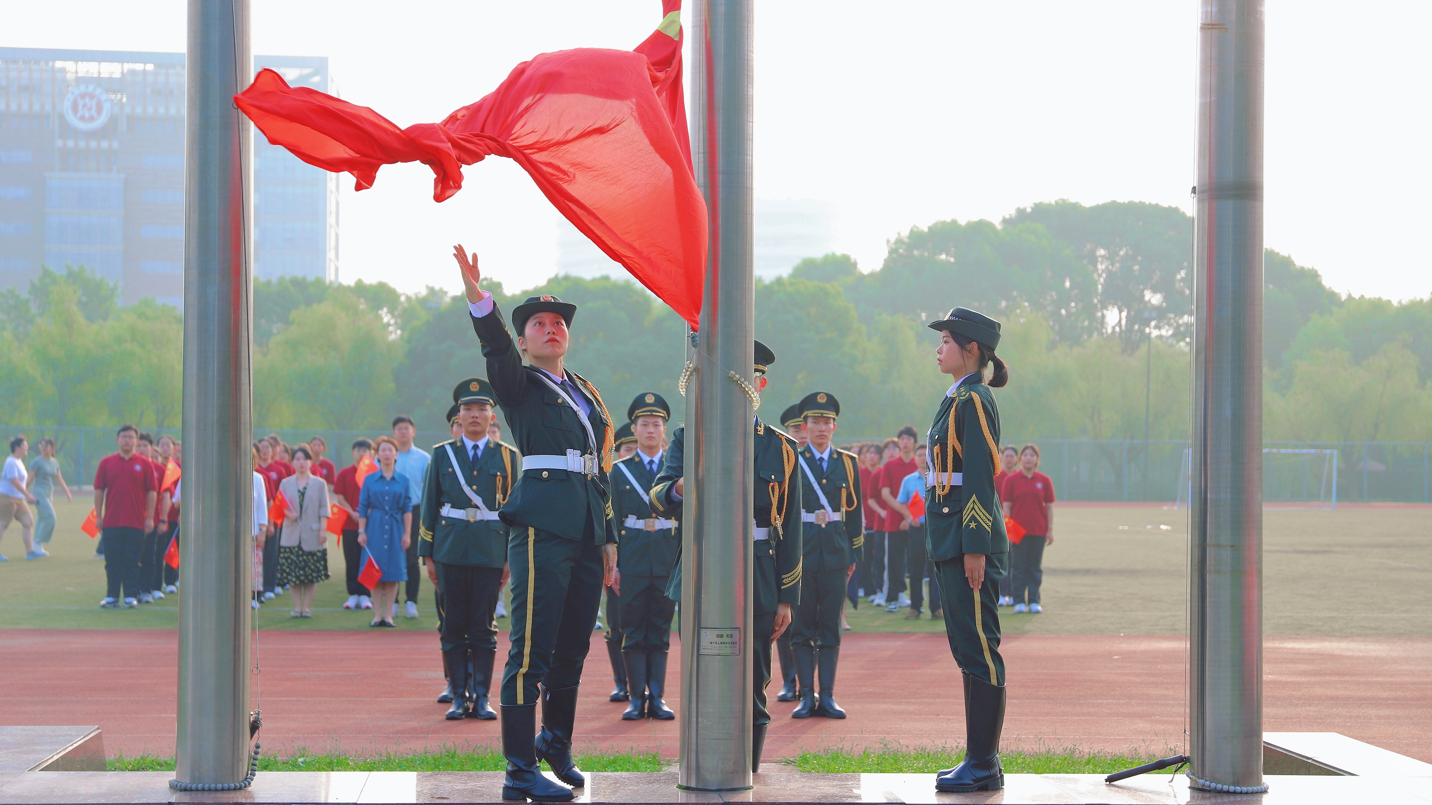 奋进新时代 盛世庆华章我校举行庆祝中华人民共和国成立74周年升旗仪式
