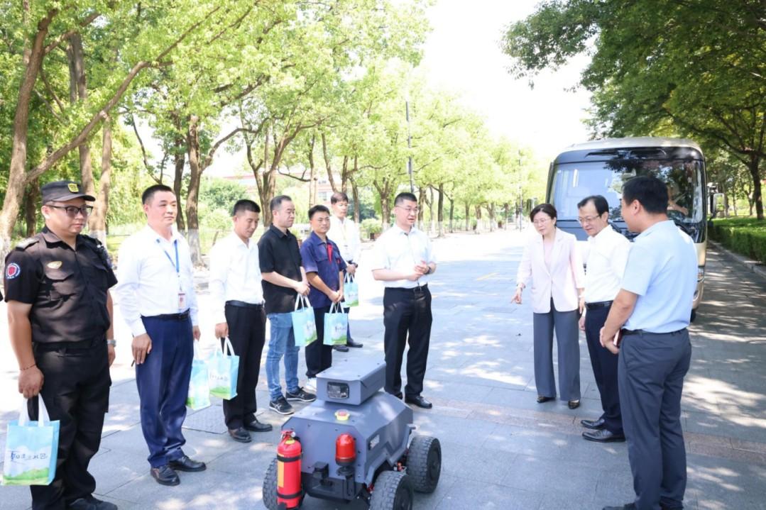 我校领导班子开展高温慰问暨安全生产走访工作