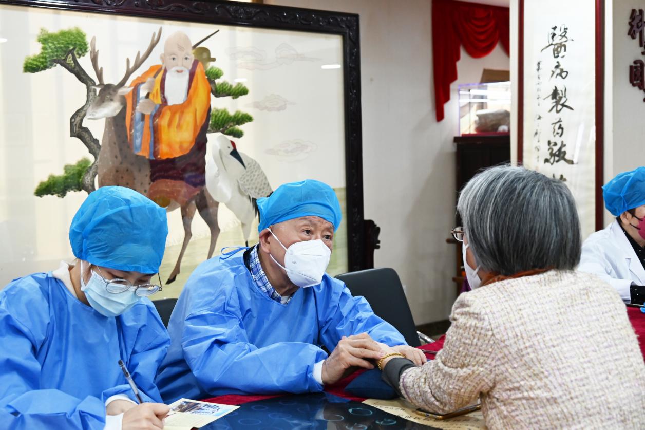 校专家委员会举办“名老中医义诊”活动