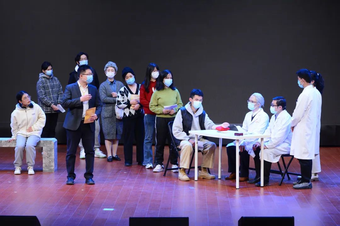 上海中医药大学大师剧《裘沛然》在上海健康医学院上演