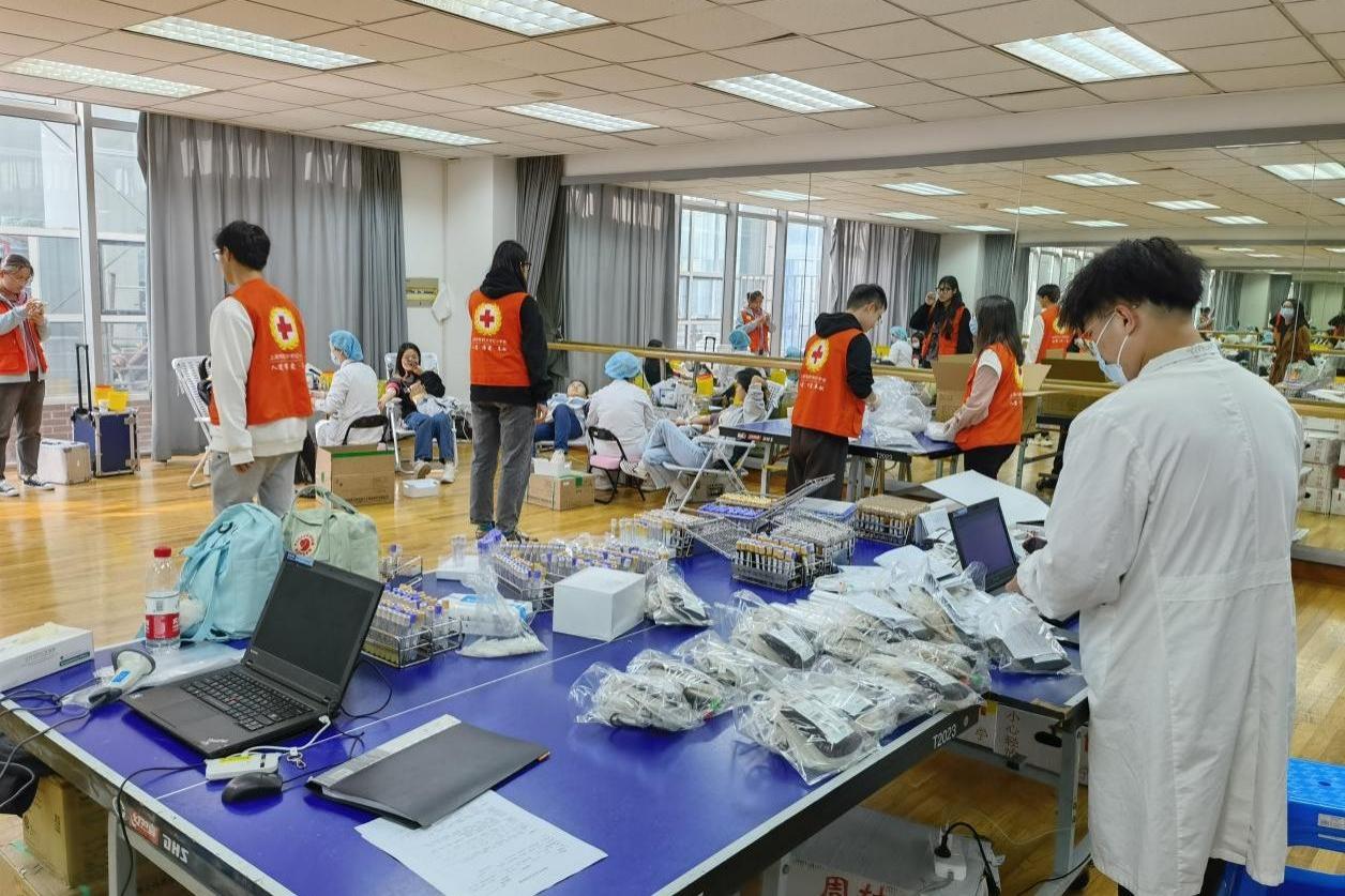 我校师生积极参与2021年无偿献血活动
