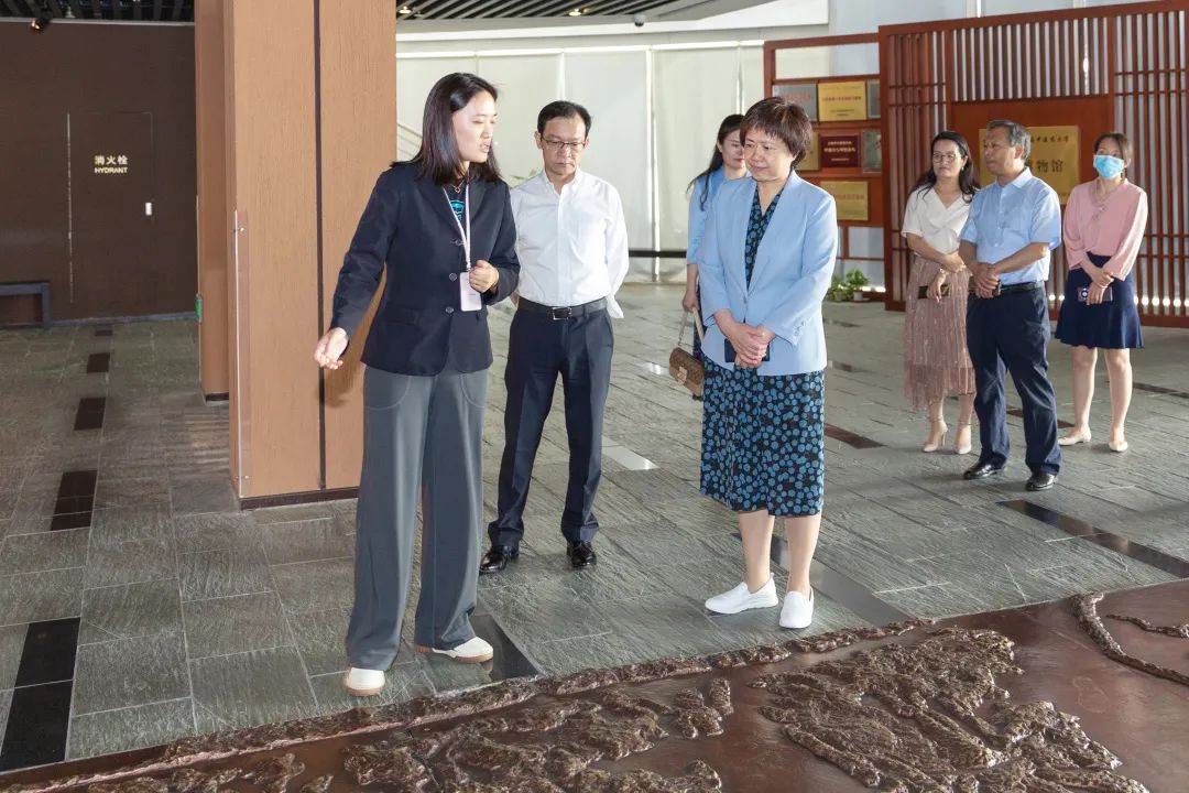 河南中医药大学党委书记李小芳一行来校调研
