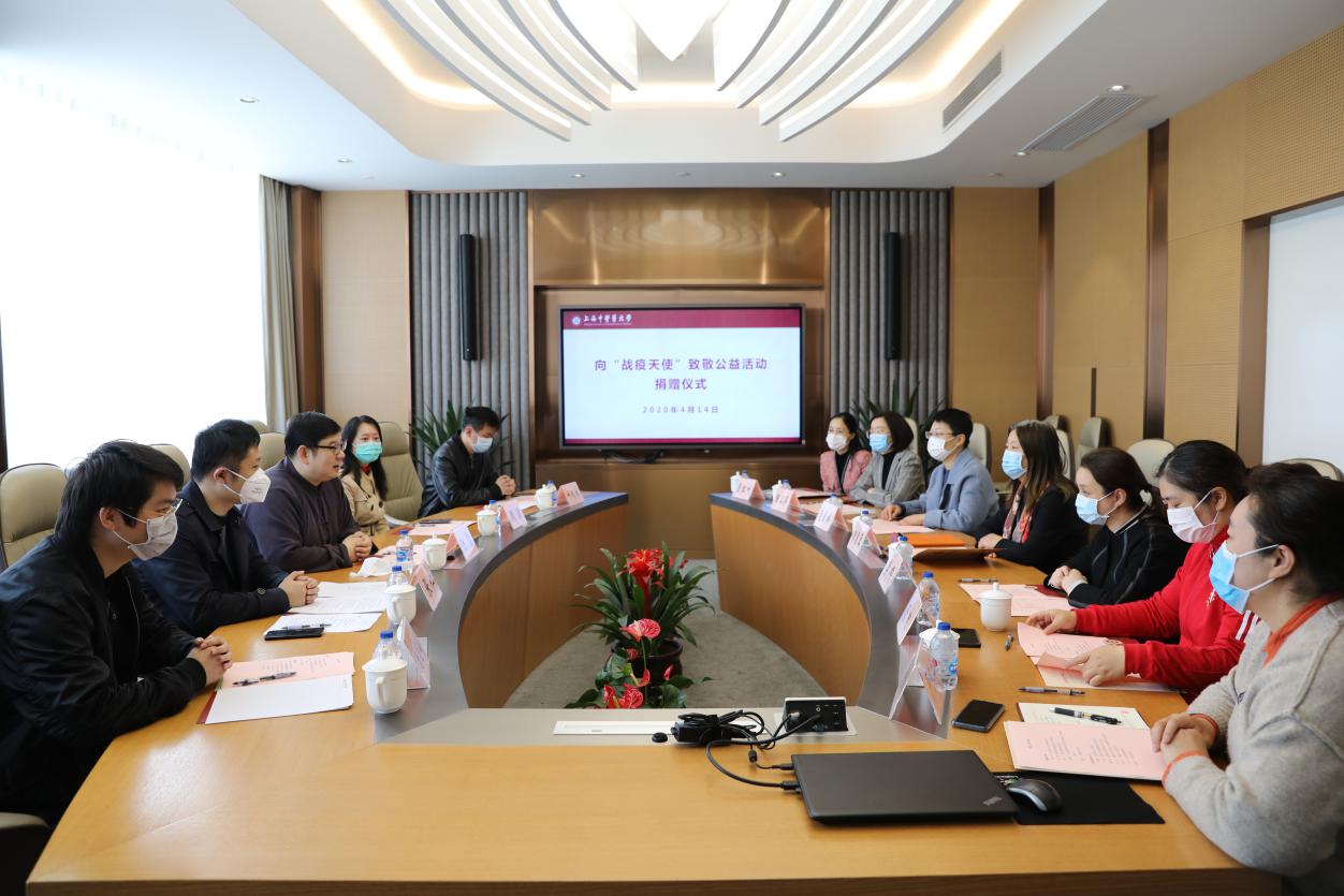 致敬天使 感恩有你 向“战疫天使”致敬公益活动捐赠仪式在我校举行