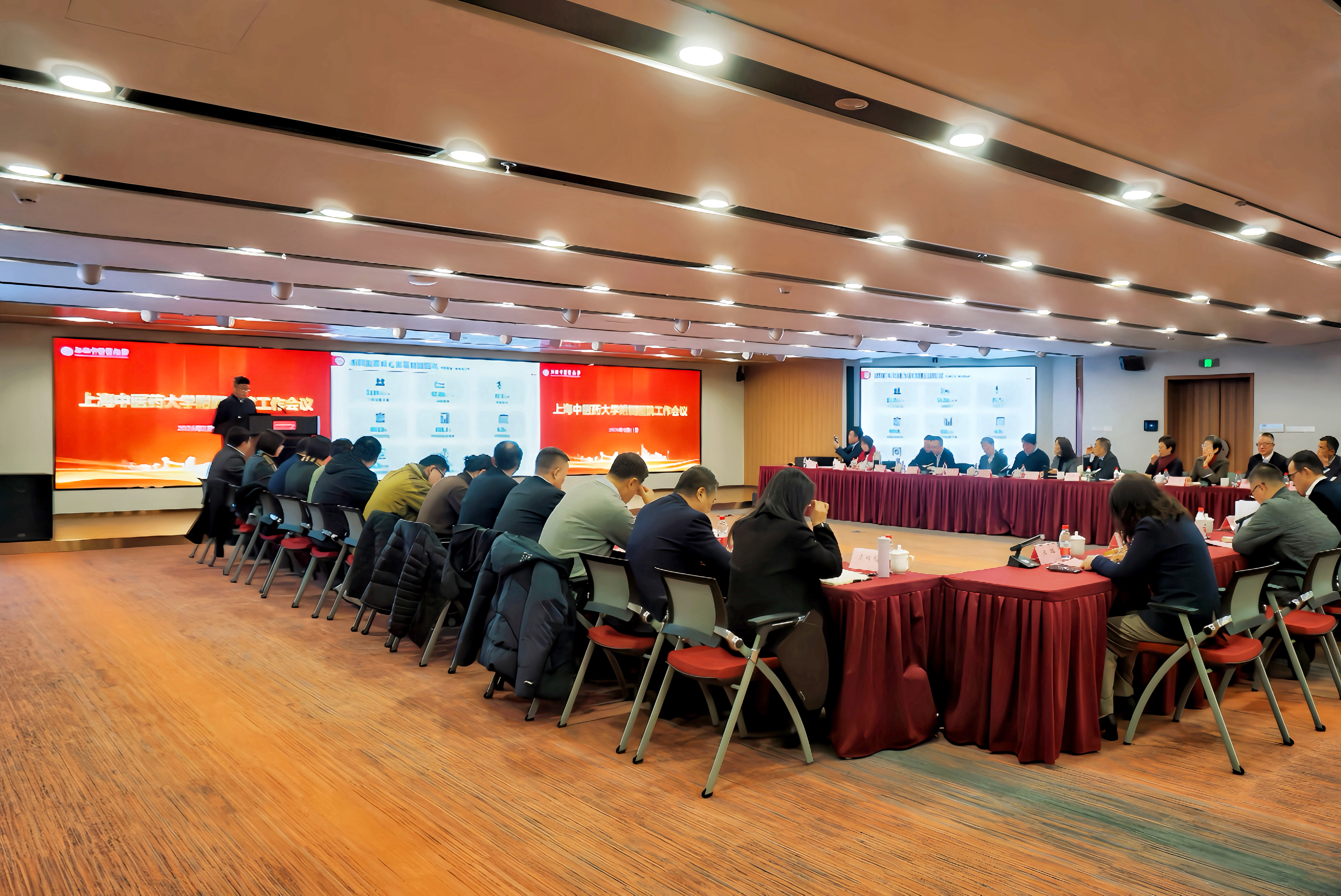 我校召开附属医院工作会议