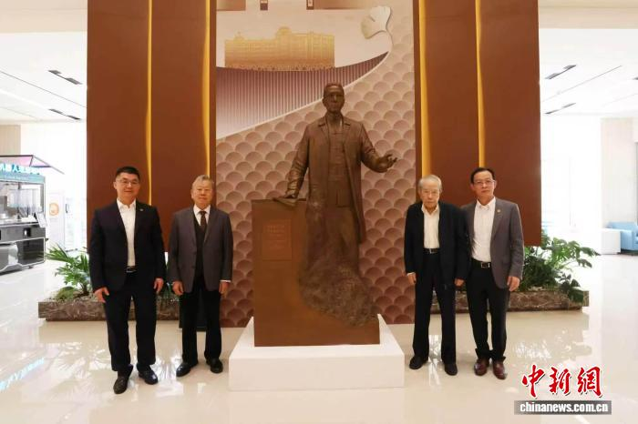 中国新闻网：上海中医药大学首任校长程门雪雕塑揭幕 定格先生讲学传道瞬间