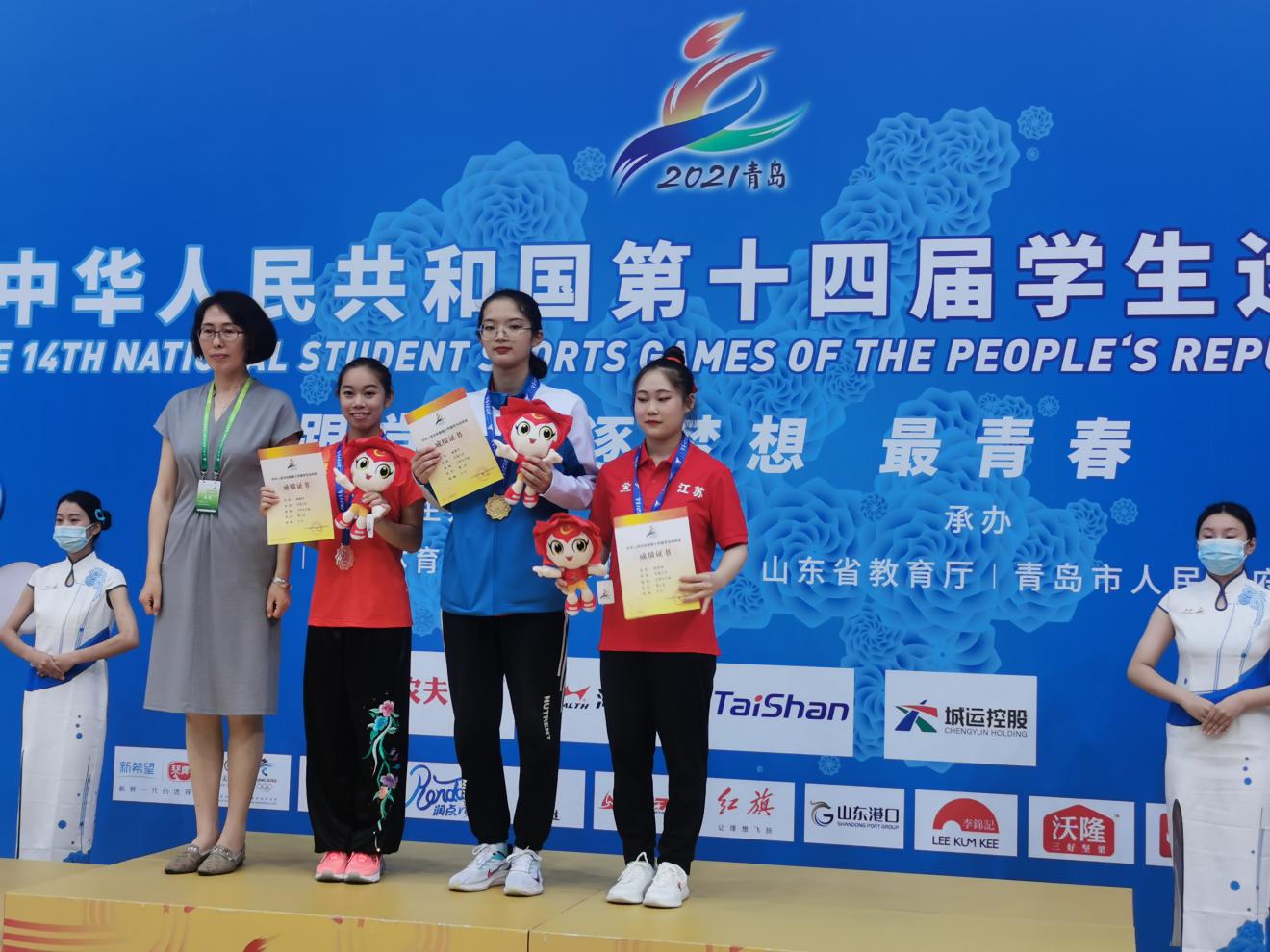 由我校组队的上海市代表团大学组武术队在学运会再创辉煌