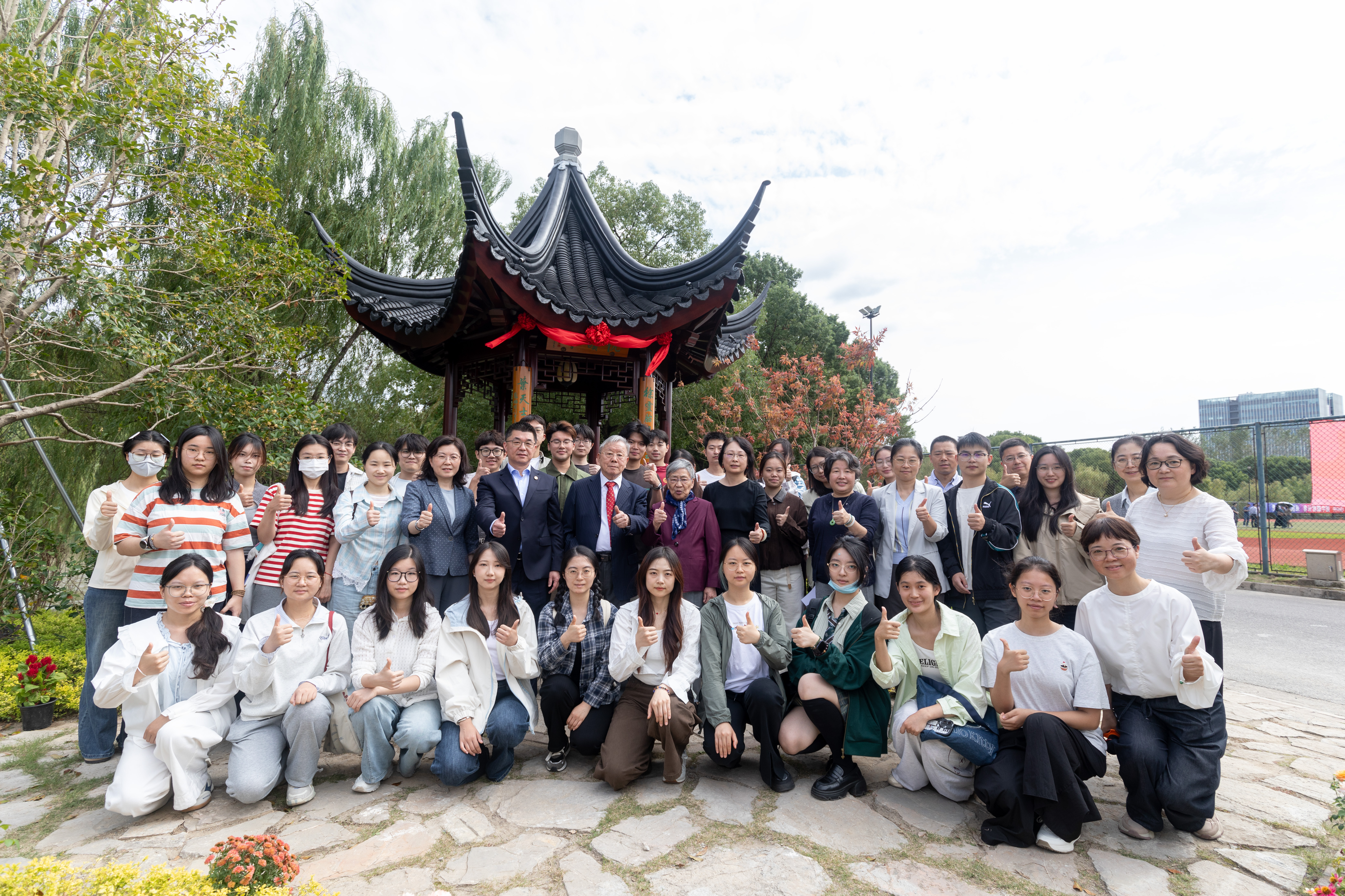 七秩·活动 | 校友馈杏坛 书香续岐黄  学校举行悦读亭落成仪式