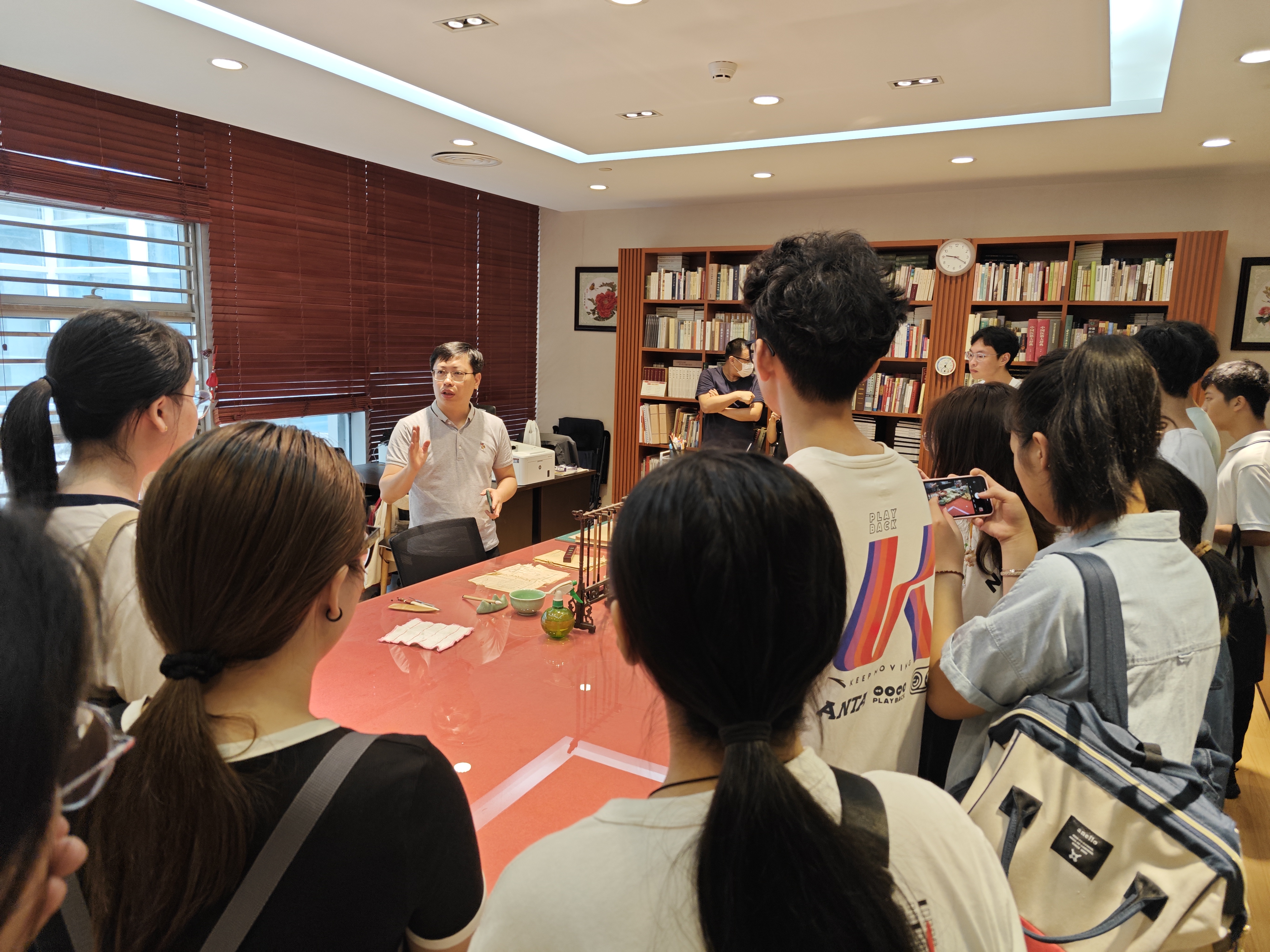 ​图书馆开展“典籍之光，传承未来”文化体验活动