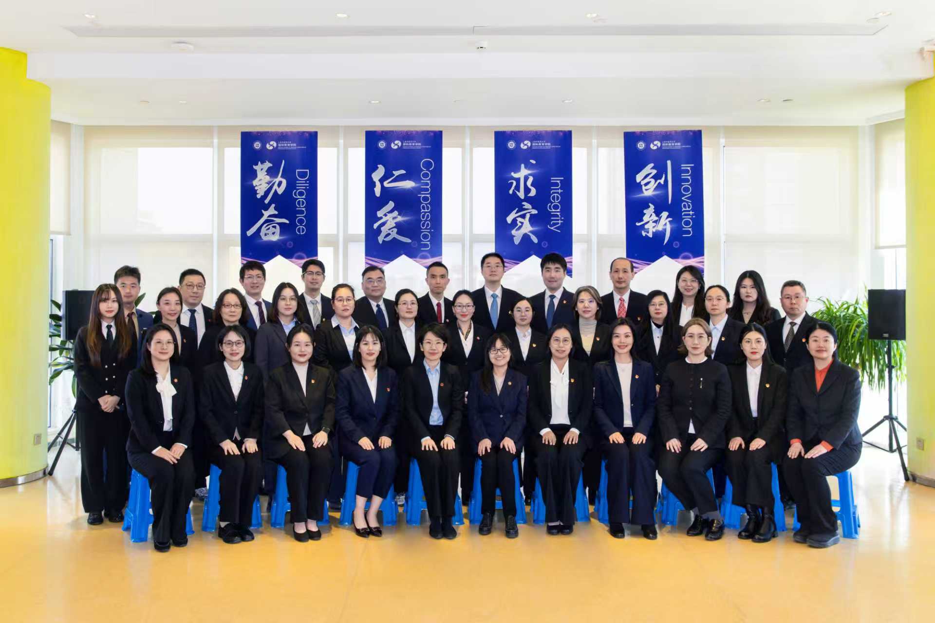致敬最美劳动者/我校国际教育学院荣获2026年全国工人先锋号（全国五一巾帼标兵岗）