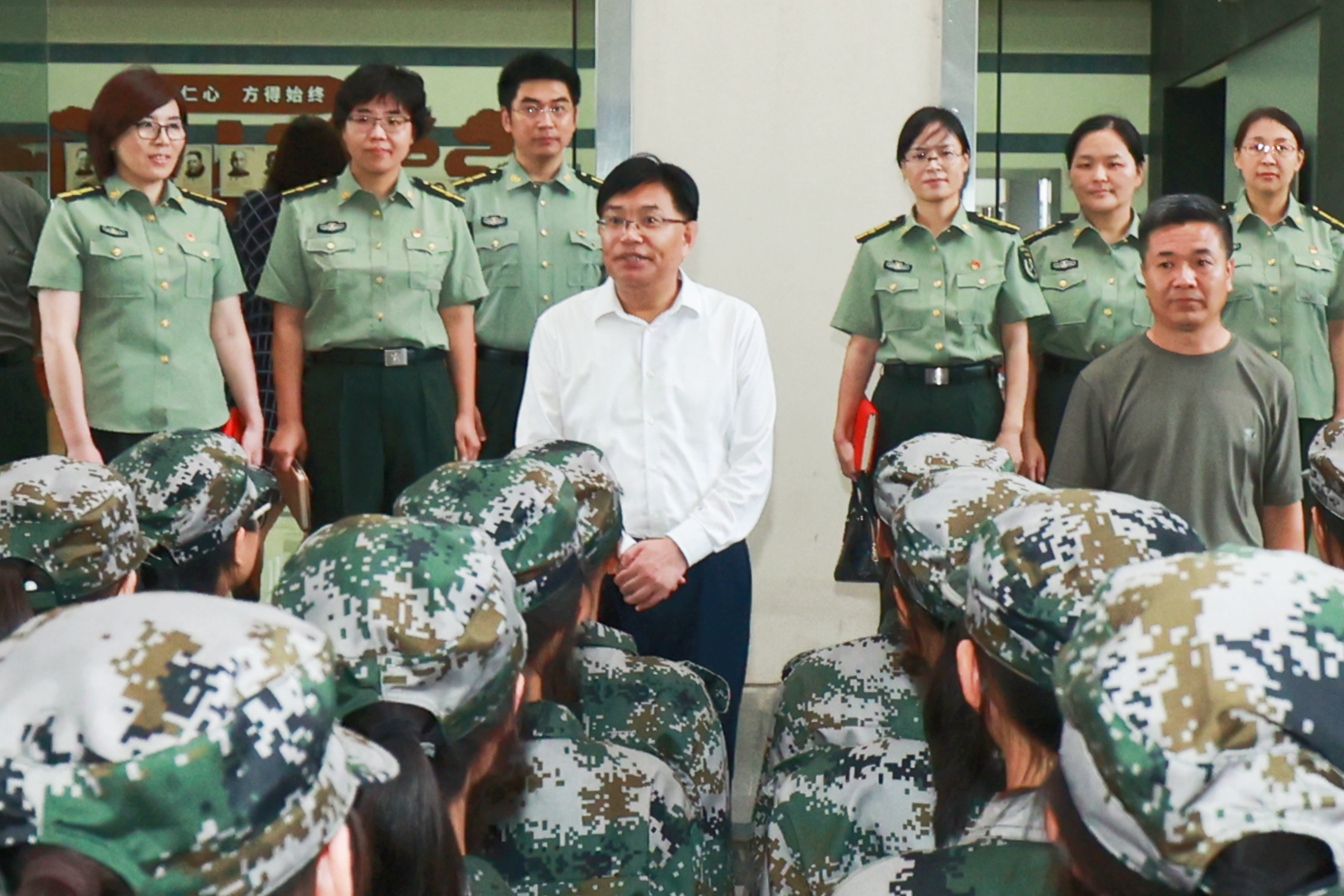 校领导慰问军训团师生