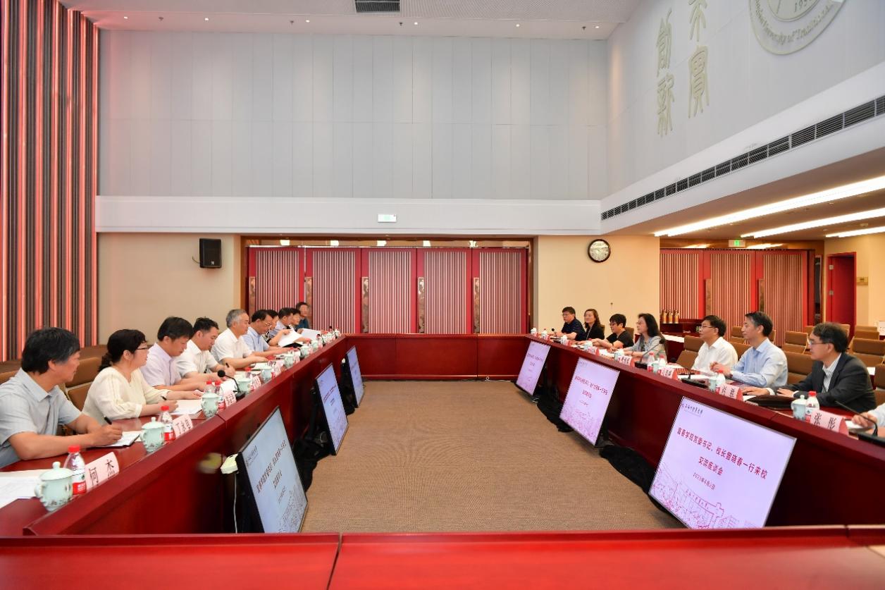 宜春学院党委书记、校长曾晓春一行来校调研