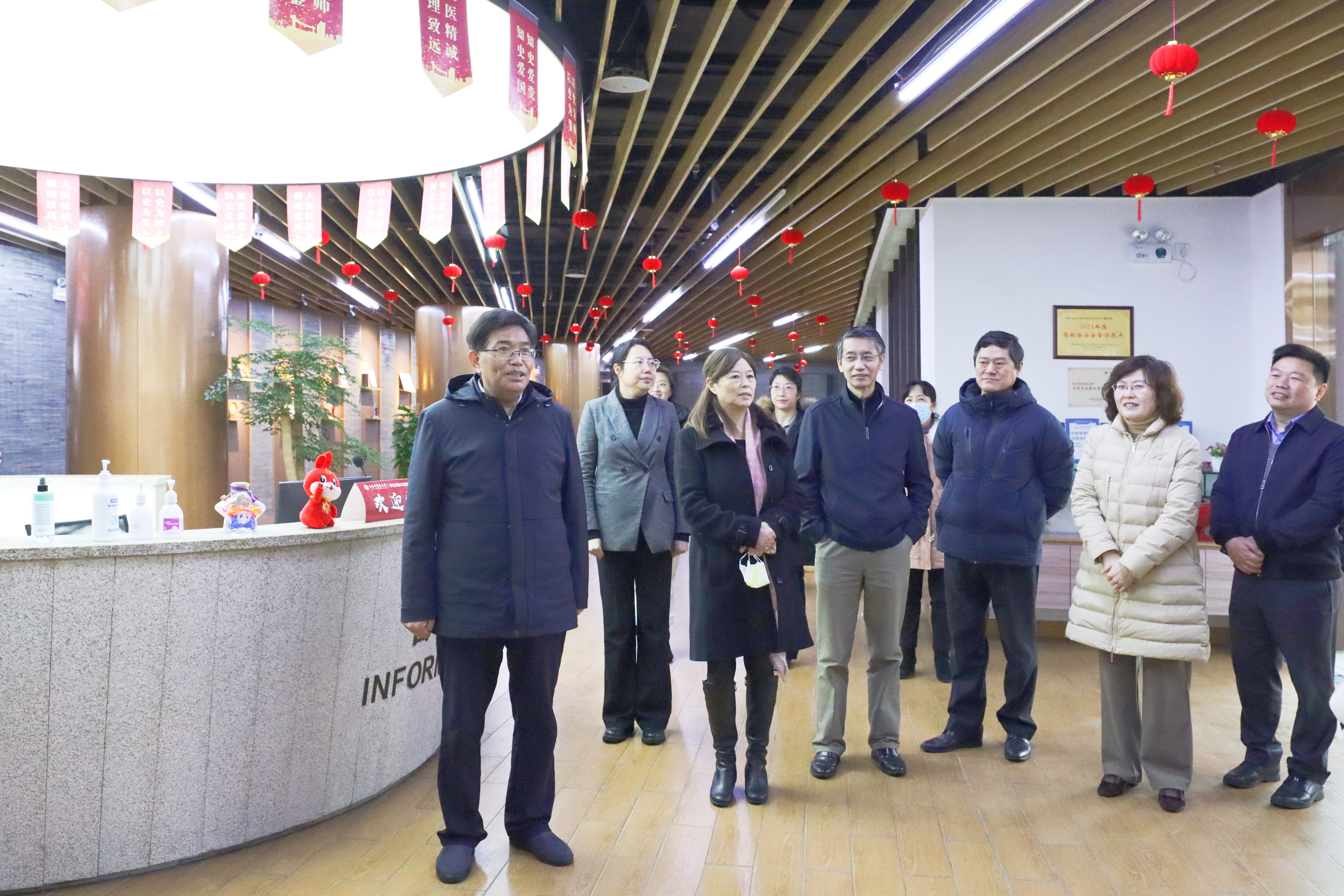 校领导率队走访校园指导开学工作